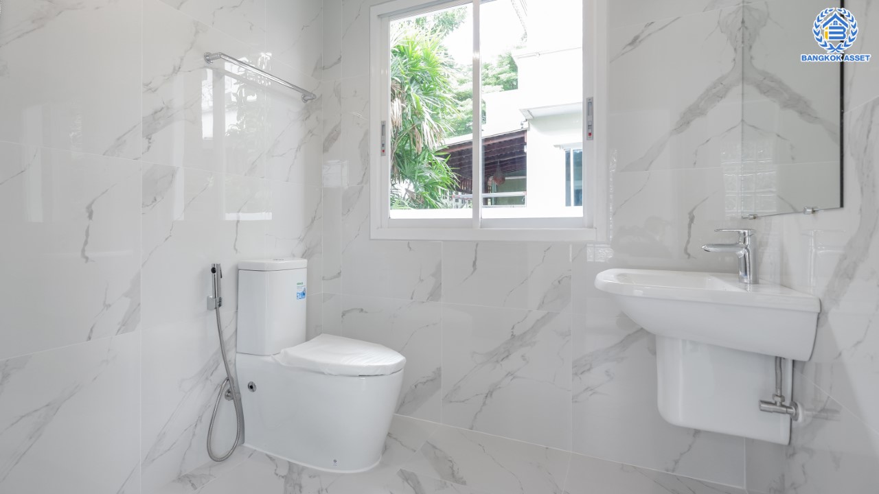 บ้านมือสองตกแต่งใหม่ ม.วรารมย์ เพชรเกษม81 แบรนด์ Q.House รองรับทุกความสุข เนื้อที่ 104 ตร.ว. ฟังก์ชัน 4 ห้องนอน 4 ห้องน้ำ (มีเรือนรับรองด้านข้าง พร้อมห้องน้ำในตัว) จอดรถได้ 2 คัน บนทำเลใกล้ The Mall บางแค และเชื่อมต่อ ถ.พุทธมณฑลสาย4 และ ถ.กาญจนาฯ